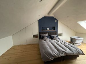 Schlafzimmer mit Isolierung und Velux Fenster